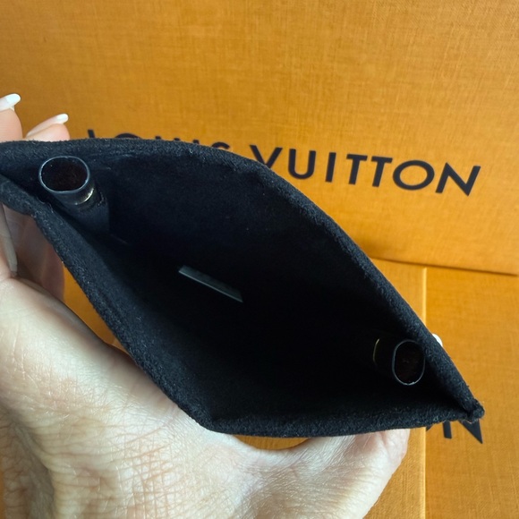 💋NEW💋Louis Vuitton Black compact pouch. - Picture 6 of 8